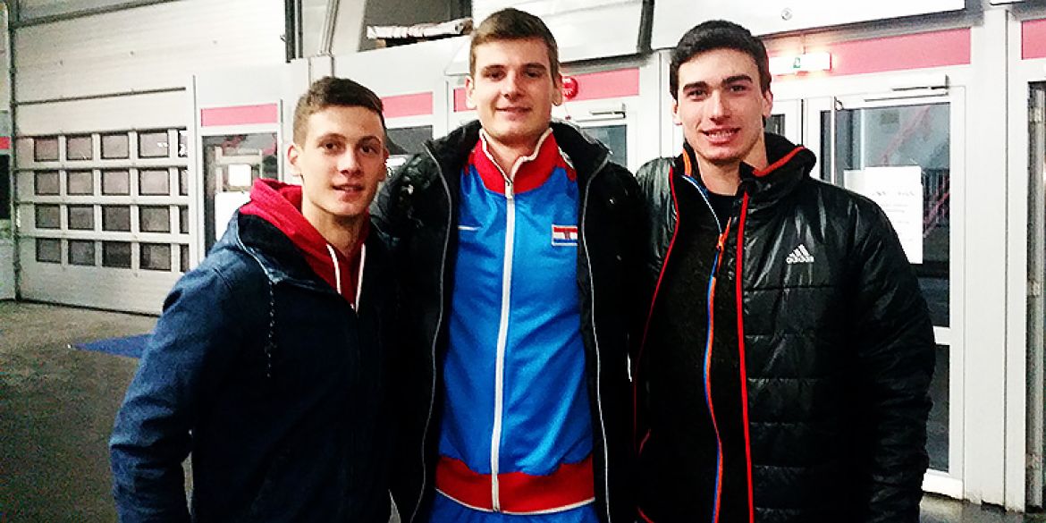 Seniorski rekorder (sredina, Mateo Kovačić - 4x200m) u društvu dva novopečena mlađejuniorska rekordera