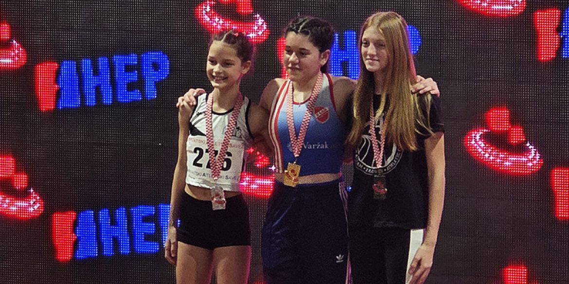 Lucija Slogar na postolju